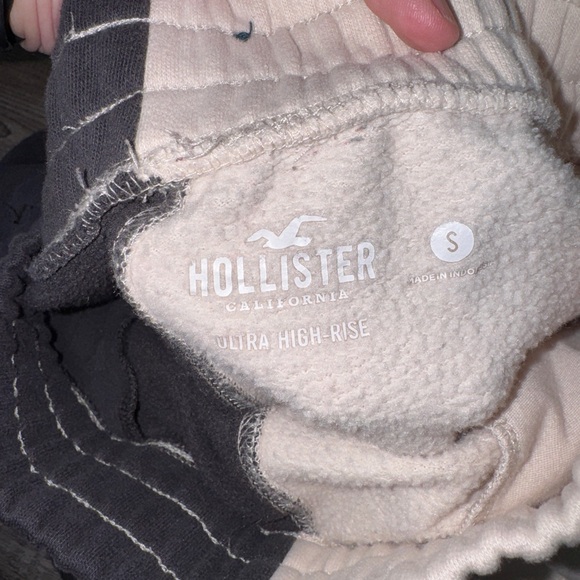 Hollister Ultra High Rise Black Cream Colorblock Shorts Small Fleece - Picture 2 of 7